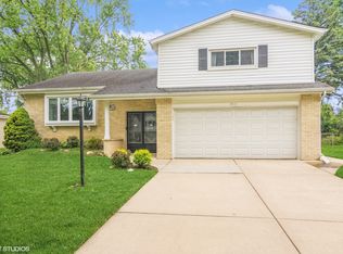 1913 E Ivy Ln, Mount Prospect, IL 60056