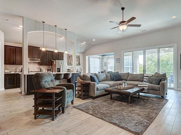 4th image of 318 Highland Village Dr