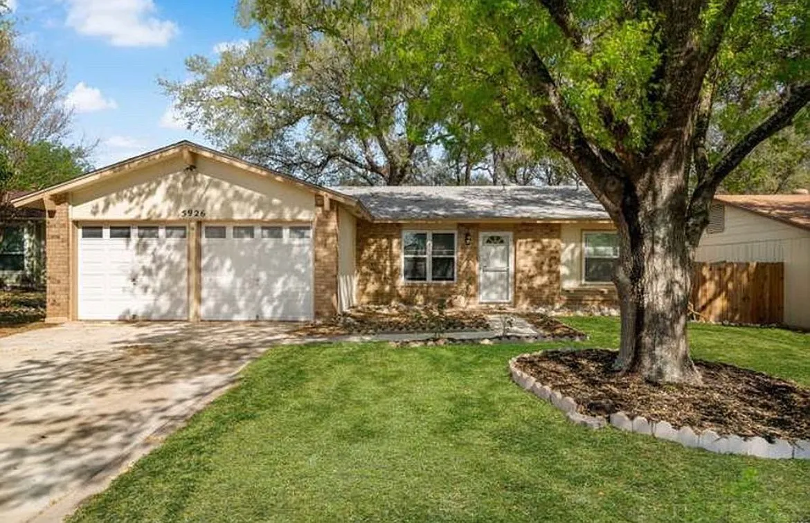 3 bed, 1310 sqft, $1,595 — Photo 1
