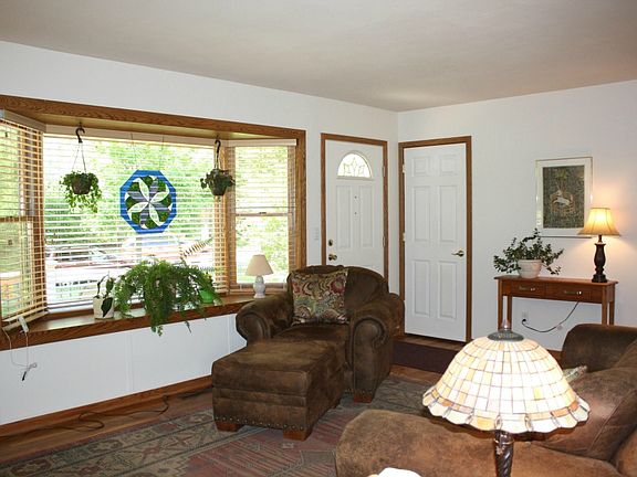Large bay window lets the sun shine in!