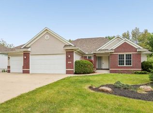 1070 Forest Edge Dr, Coralville, IA 52241