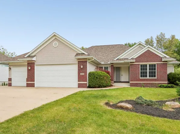 1070 Forest Edge Dr, Coralville, IA 52241