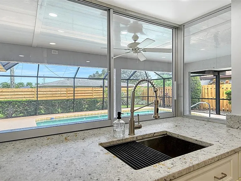 6722 Roxbury Dr — Photo 29
