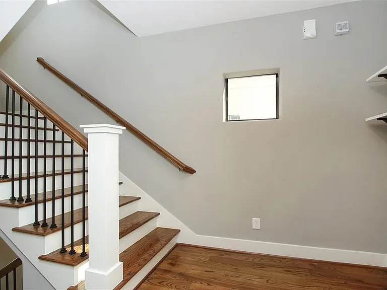 2529 Calumet St — Photo 38