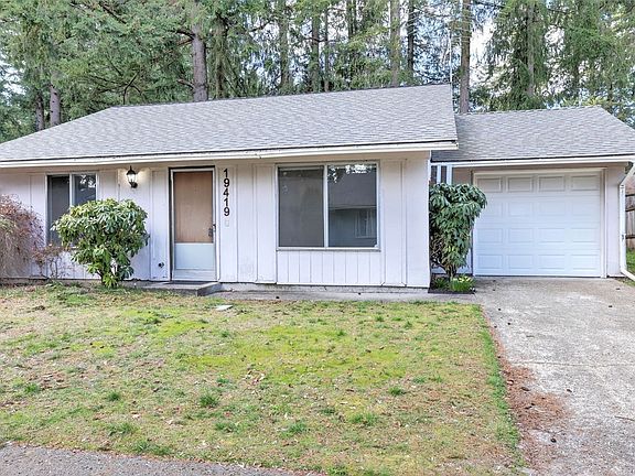 Great size front yard with one car garage featuring a new door and custom work bench.!>