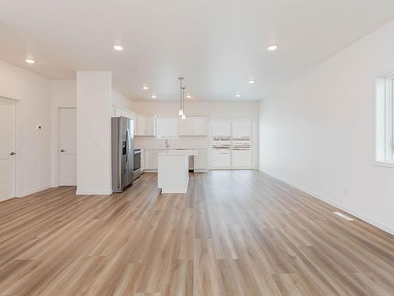 3rd image of 1522 6th Ave NE