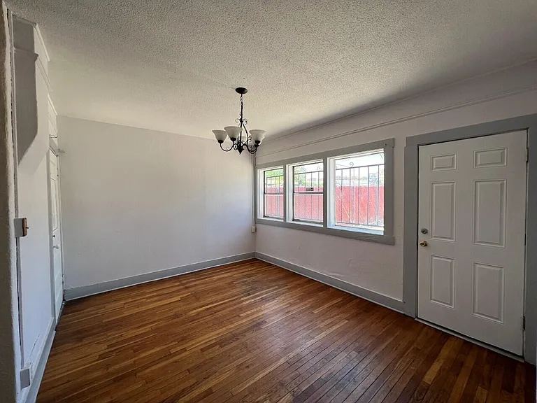 2115 E Yandell Dr — Photo 16