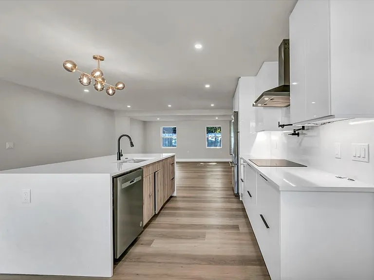 525 Lamara Way NE — Photo 37