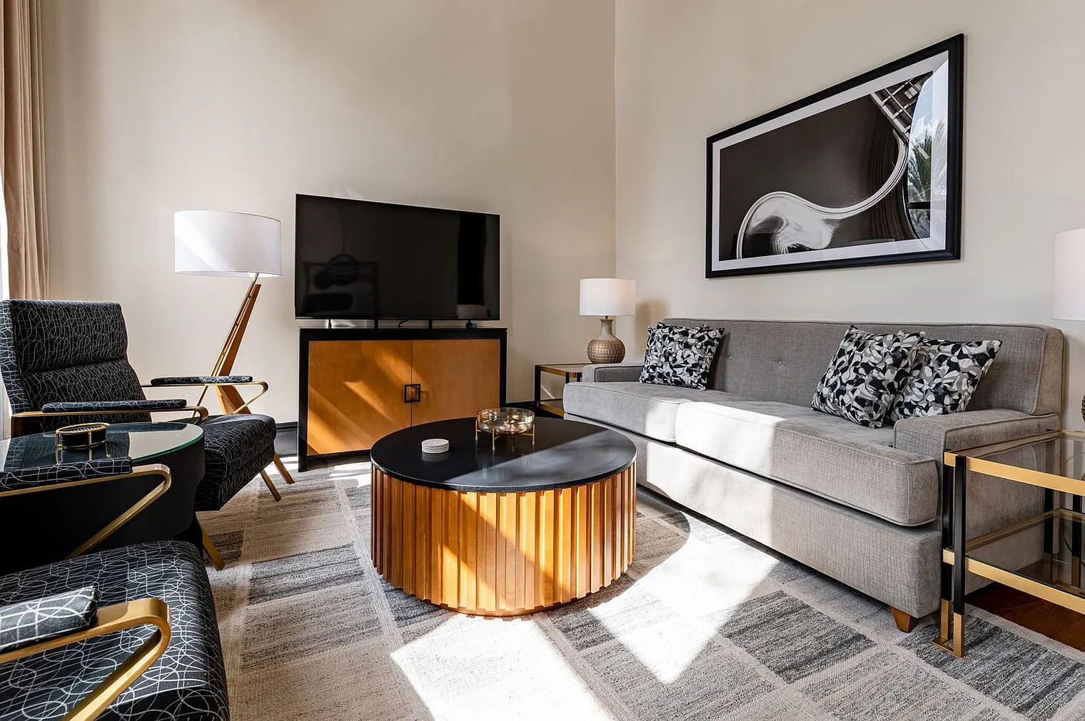 2 bed, 1.0 bath, 721 sqft, $8,899 — Photo 1