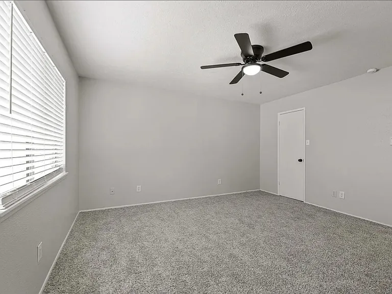 Master w/ ensuite & walk-in closet