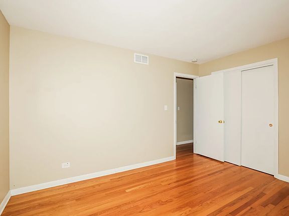 5th image of 902 Greenwood Ave