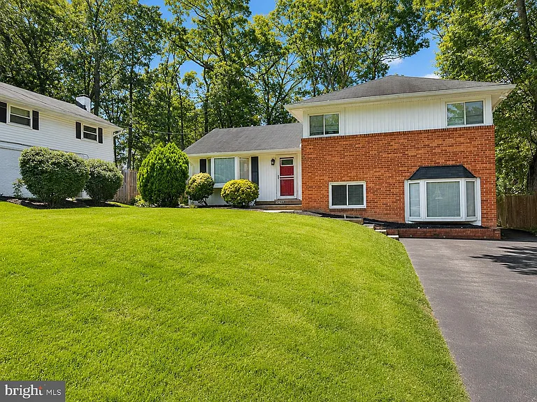 10827 Charles Dr — Photo 1