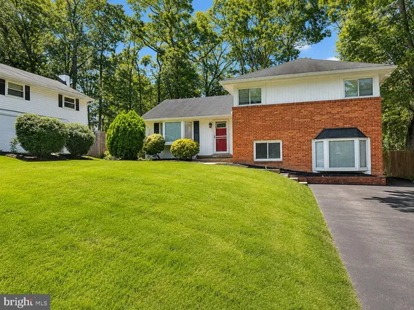 10827 Charles Dr, Fairfax, VA 22030