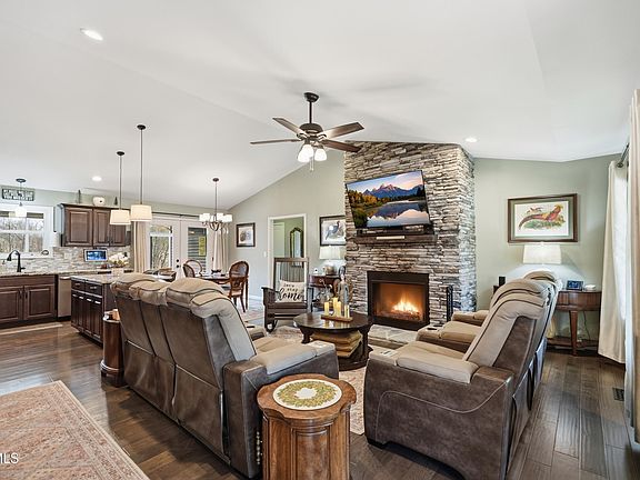 2nd image of 910 Kitchen Branch Rd