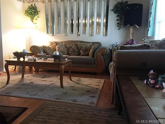 4th image of 1075 N Carolina Ct