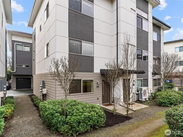 4290 S Greenbelt Station Drive, Seattle, WA 98118