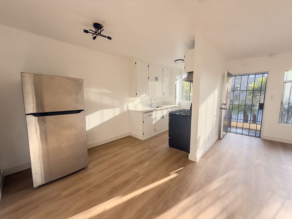 1st image of 919 S Lake St APT 3