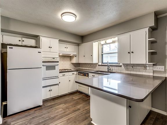 3rd image of 11141 Joymeadow Dr