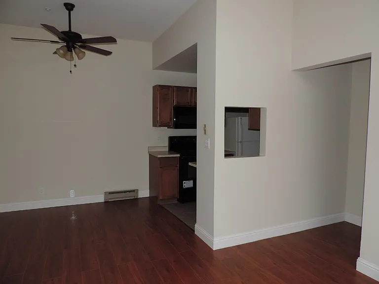 400 Laurel St — Photo 9