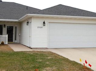 2520 Pembrooke Dr, Grand Forks, ND 58201