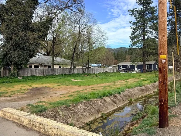 237 S Caves Ave, Cave Junction, OR 97523