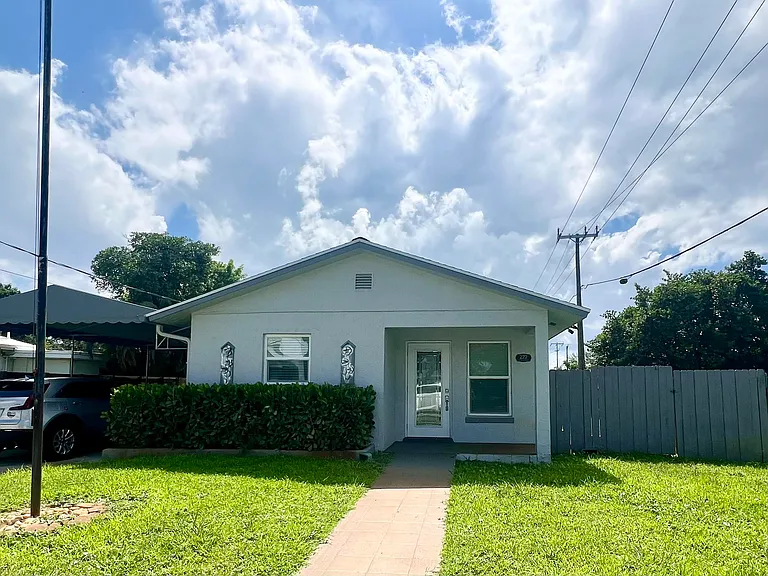 222 SE 3rd St — Photo 40