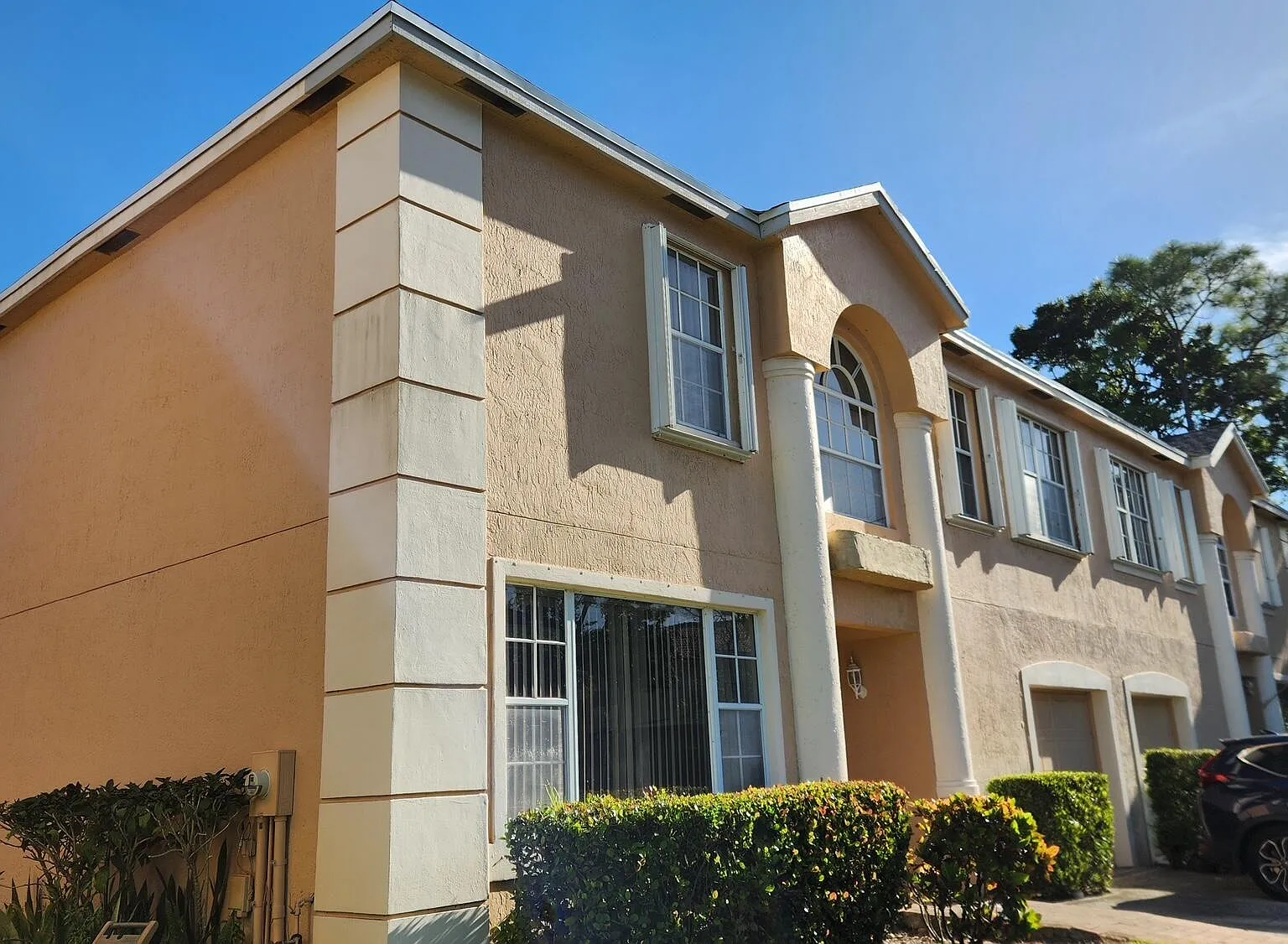 3 bed, 2.5 bath, 1415 sqft, $3,200 — Photo 2