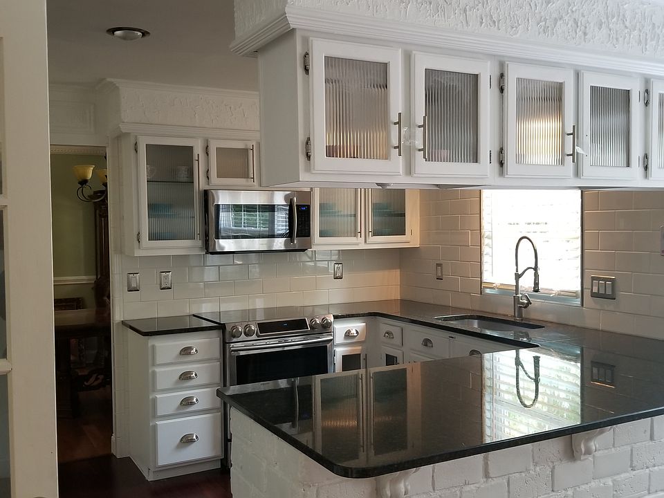 Lrge wrap around kitchen