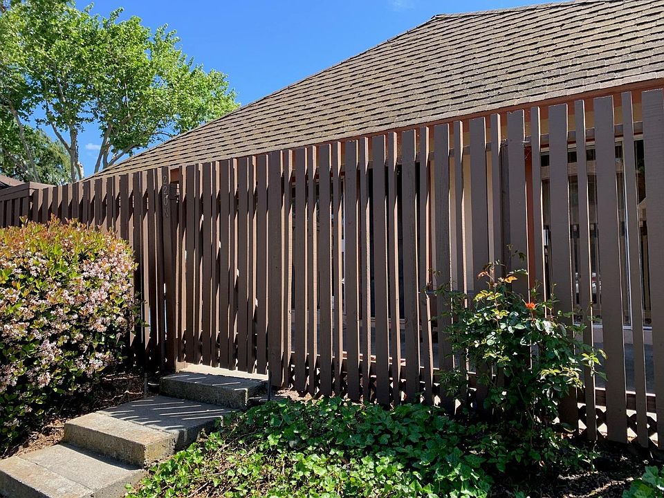 1st image of 220 Red Oak Dr W APT N