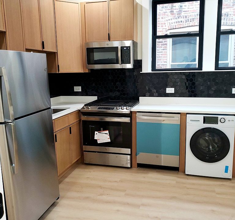 1st image of 944 N Damen Ave