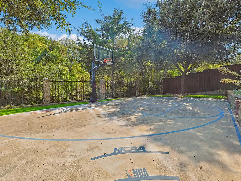 1088 Pondview Dr — Photo 14