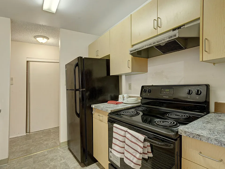 87 Stirling Rd NW