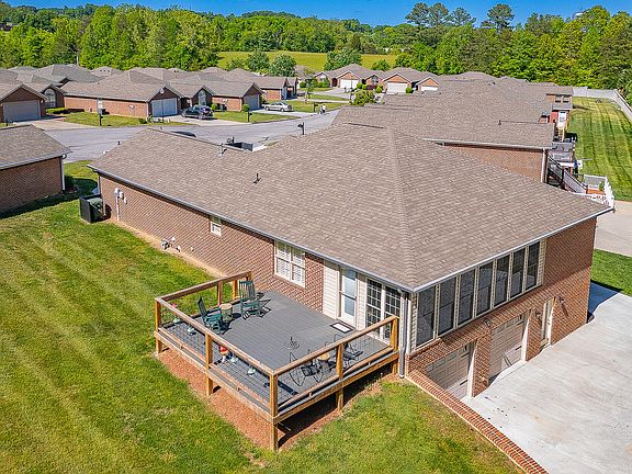 3rd image of 283 Crockett Dr