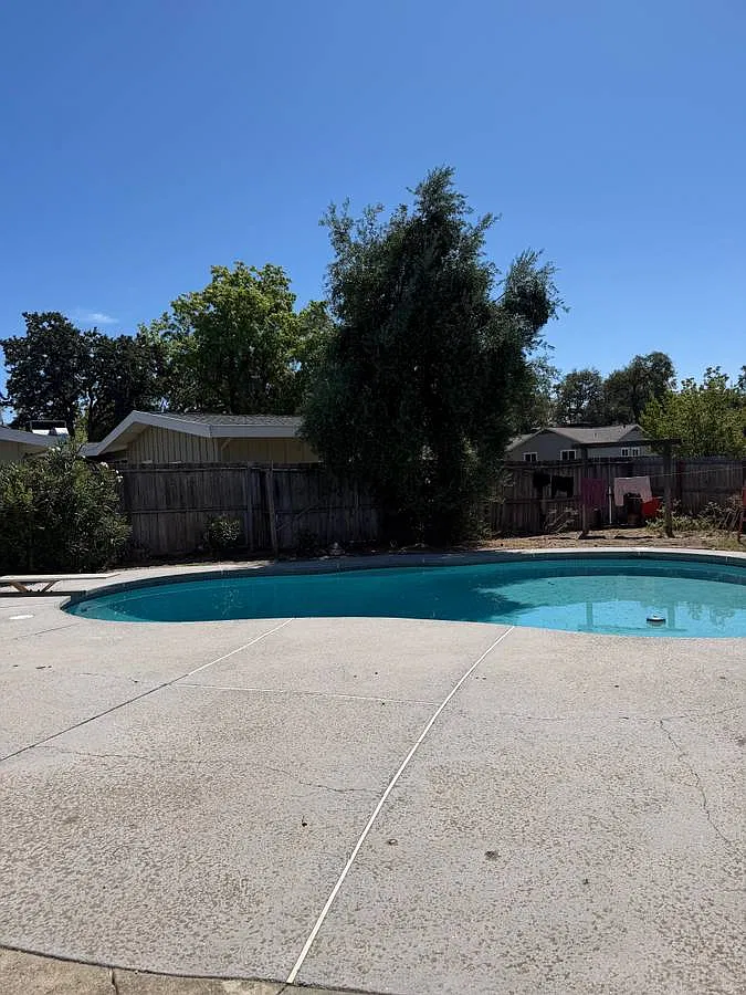 4 bed, 2400 sqft, $700 — Photo 3