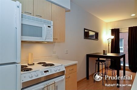 4th image of 2712 Lincolnwood Dr