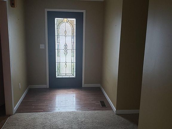 3rd image of 190 Hillington Dr