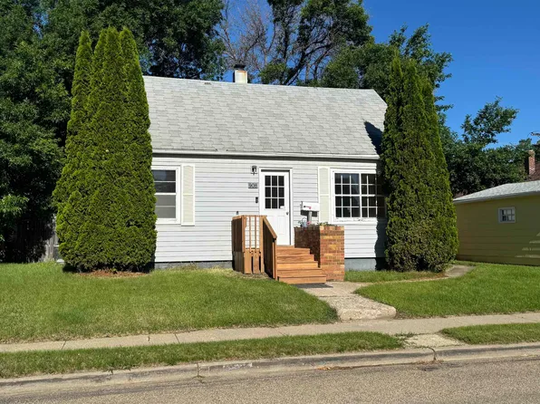 908 Park St, Minot, ND 58701