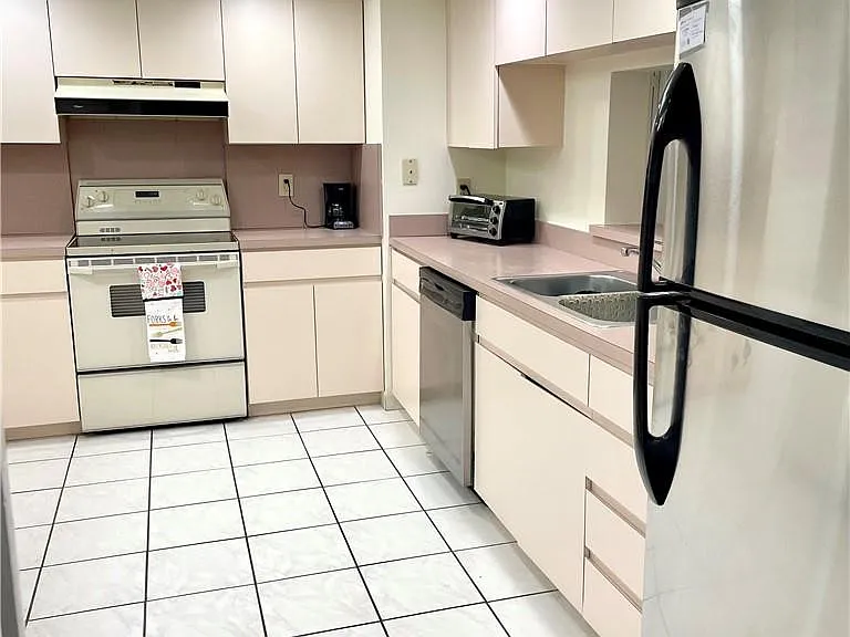 1149 Hillsboro Mile #304 — Photo 3