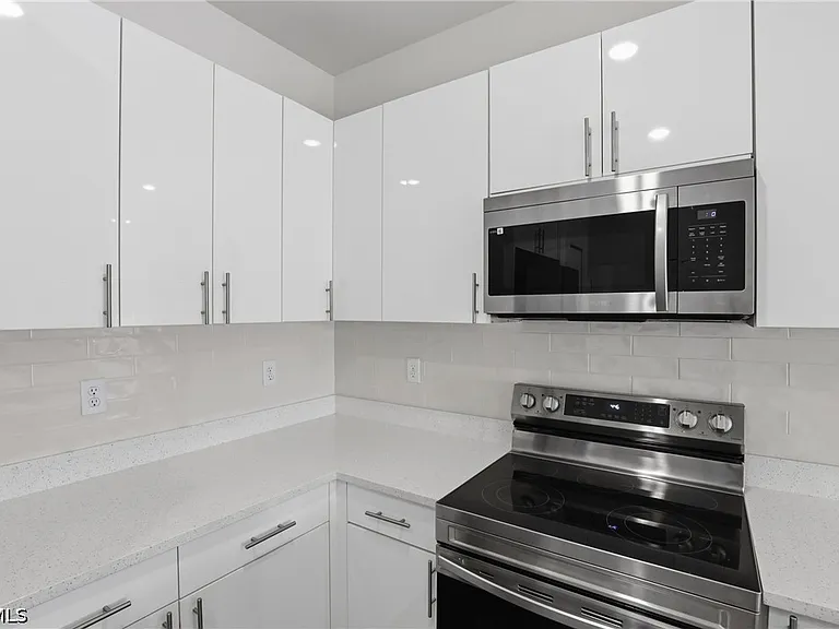 723 Ivan Ave S — Photo 18