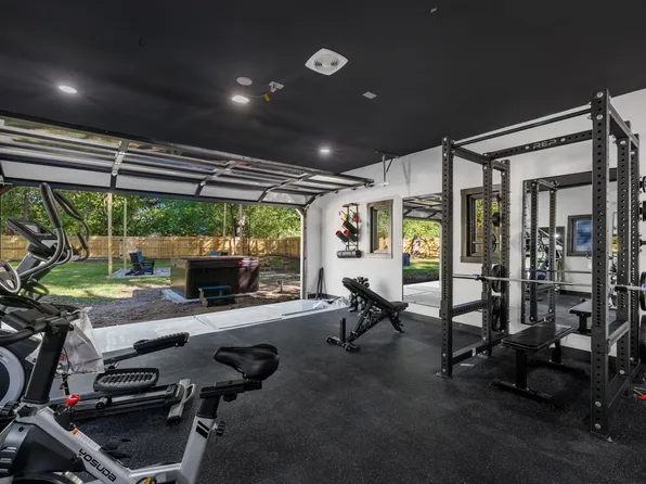 22182 Berg Rd, Southfield, MI 48033