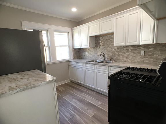 2nd image of 39 Fairchild Pl
