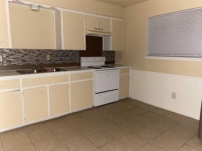 803 W Ave E #8 — Photo 1