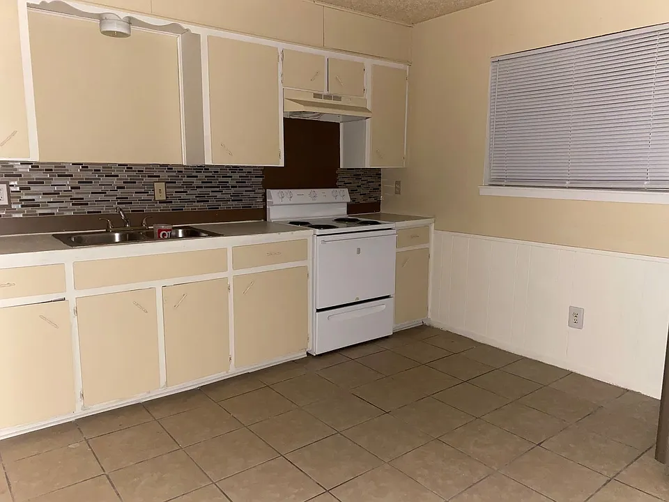 803 W Ave E #8