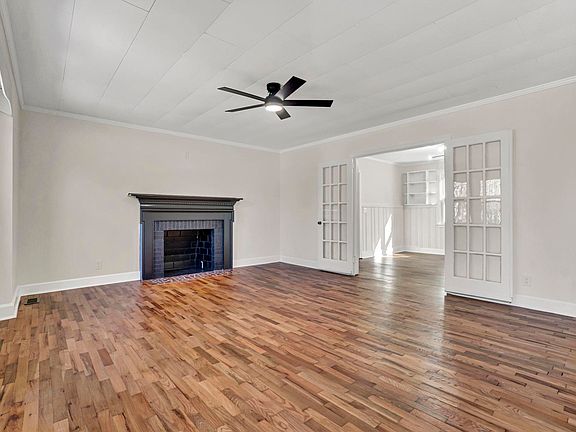 4th image of 207 Elm St