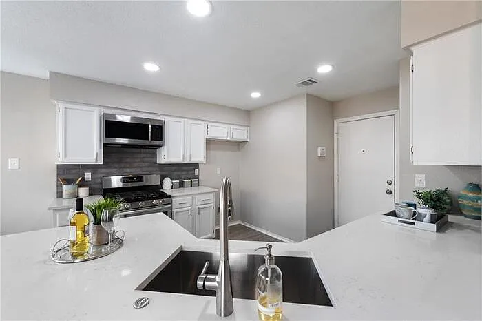 3 bed, 2.5 bath, 1539 sqft, $2,175 — Photo 3