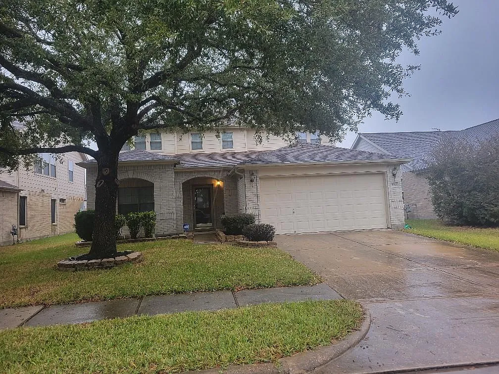 4 bed, 2.5 bath, 2836 sqft, $2,700 — Photo 2
