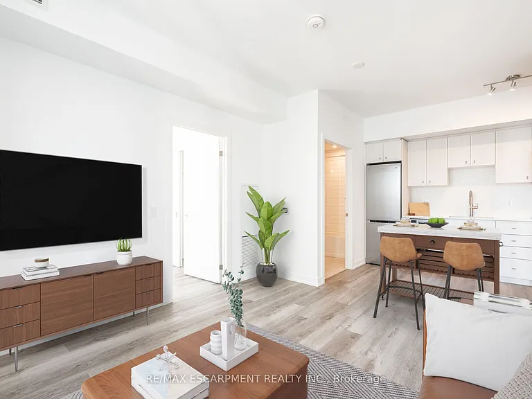 15 Wellington St S #1102 — Photo 1