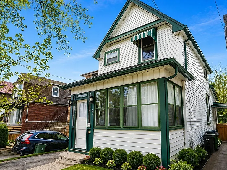 43 King Edward Ave — Photo 3