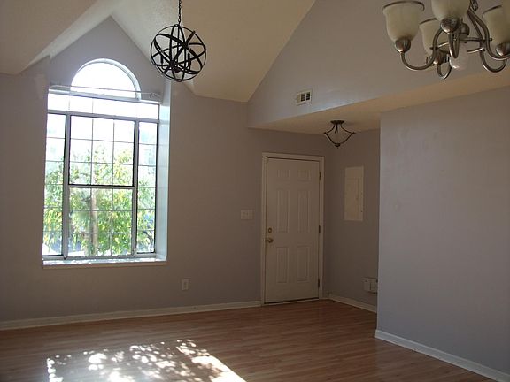 4th image of 303 Lees Mill Dr