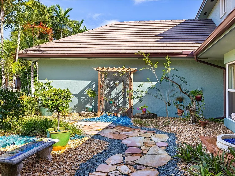 70 Bay Colony Ln — Photo 12